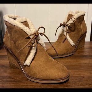 University threads wedge boot